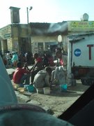 junge Schuhputzer am Werk in Addis Abeba